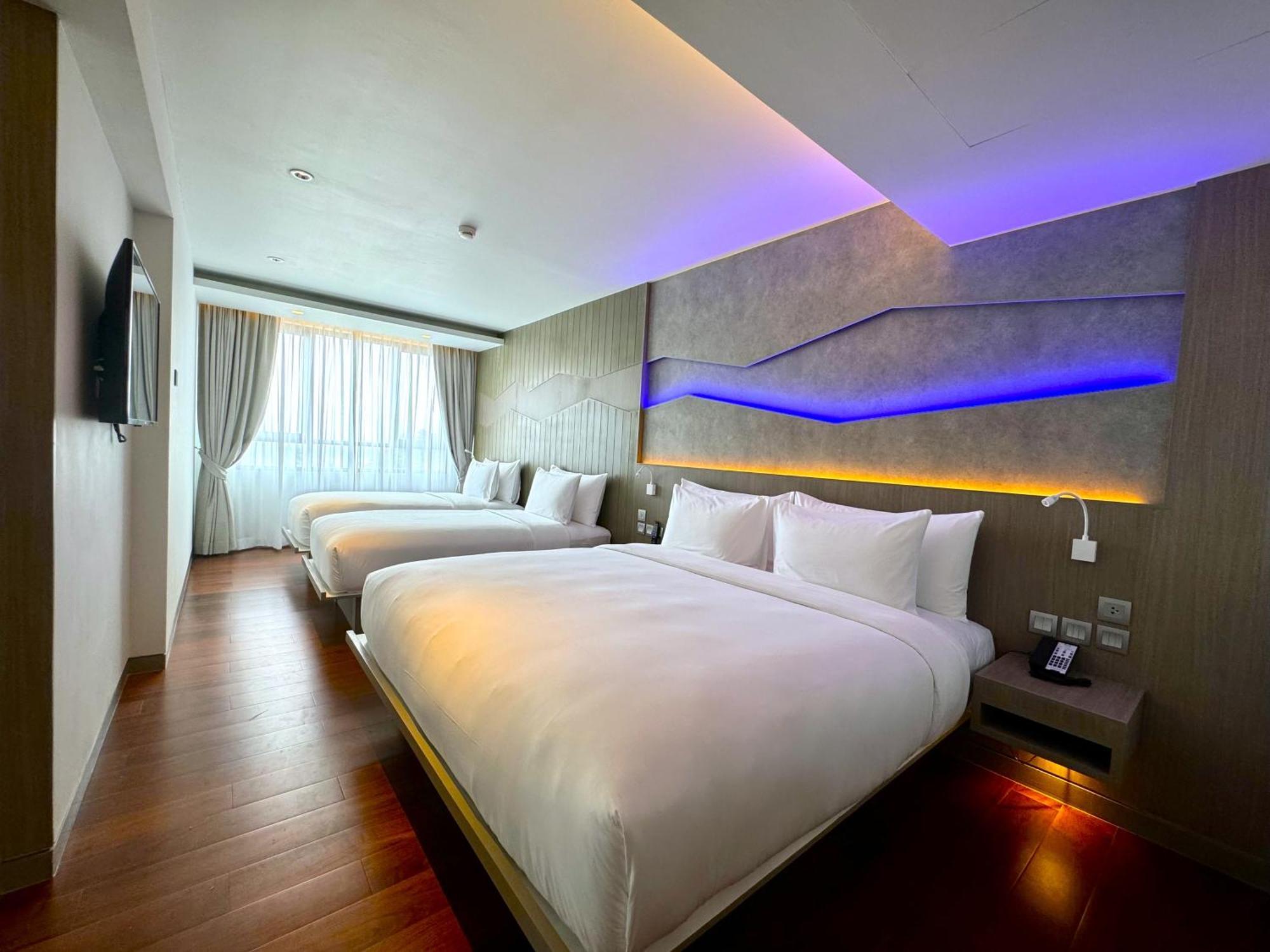 Oceanfront Beach Resort - Sha Extra Plus Patong Zimmer foto Deluxe Family Room