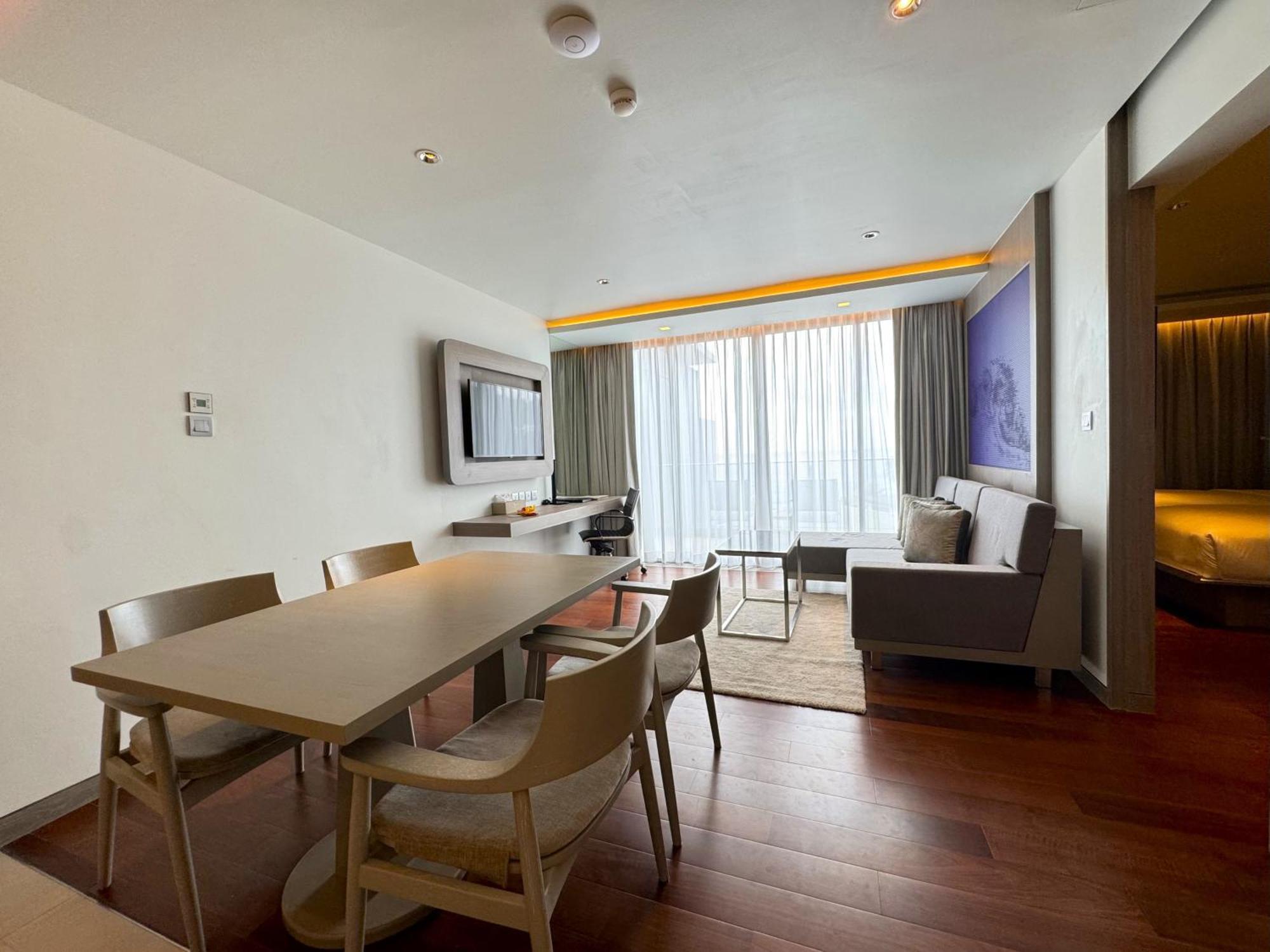 Oceanfront Beach Resort - Sha Extra Plus Patong Zimmer foto A suite at the hotel